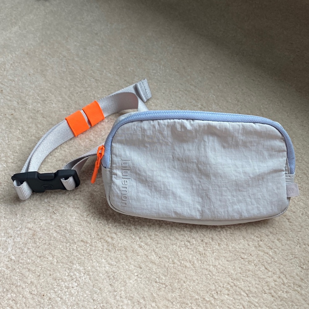 lululemon mini belt bag [color: vapor]